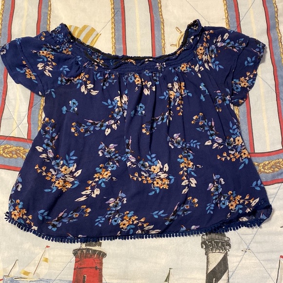 Blue floral crop XL fits like a L - Picture 2 of 2